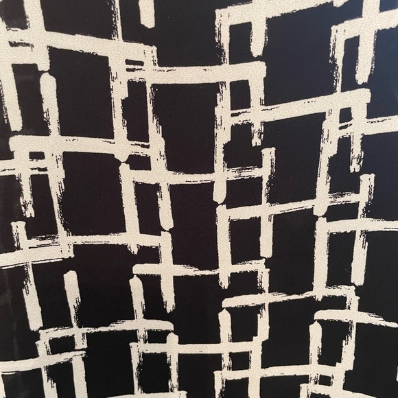 Counterparts woman’s black and white, flutter sleeve, abstract design,size large - Picture 8 of 10